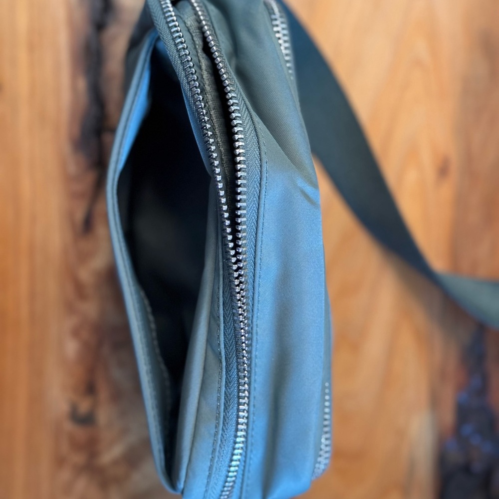 Lululemon Everywhere Crossbody with Metal Hardware - Picture 3 of 13